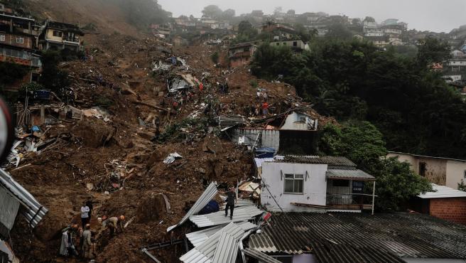 Cifra de fallecidos ascienden a 94 en Brasil, tras fuerte temporal en Petrópolis. Foto: EFE.