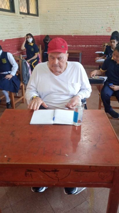 Para aprender no hay edad: Con 87 años de edad, don Cándido volvió al colegio