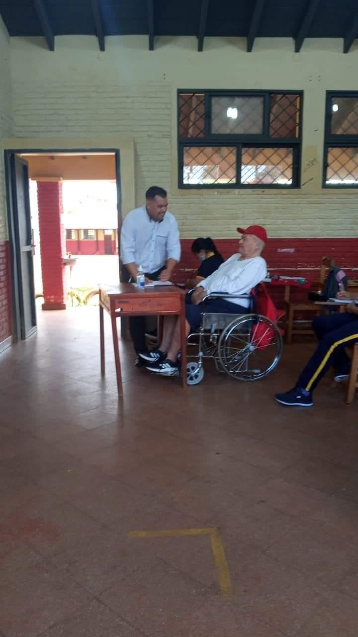 A pesar de que su familia le ofreció enseñanza particular, don Cándido quiso sentir el calor y el bullicio de las aulas