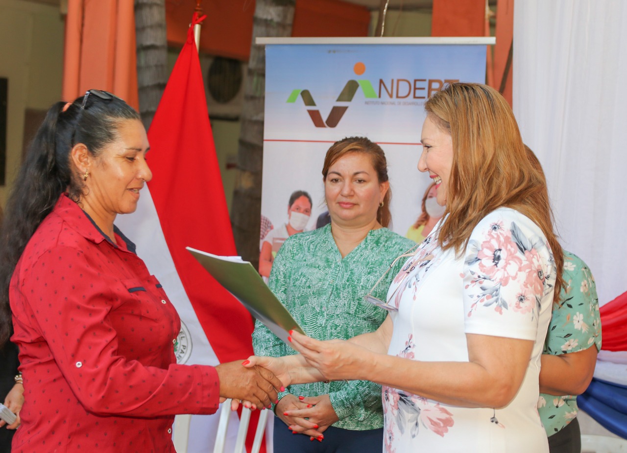 Indert: mujeres celebran su día con títulos de propiedad en mano