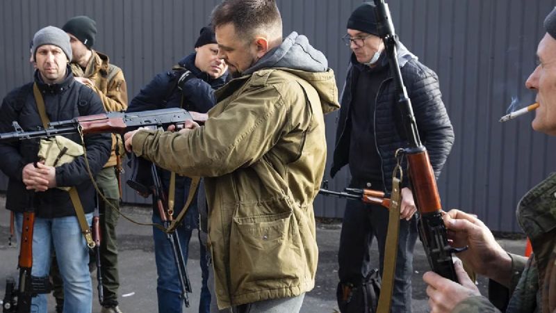 A fin de resistir por todos los medios, Ucrania distribuyó más de 25 mil armas