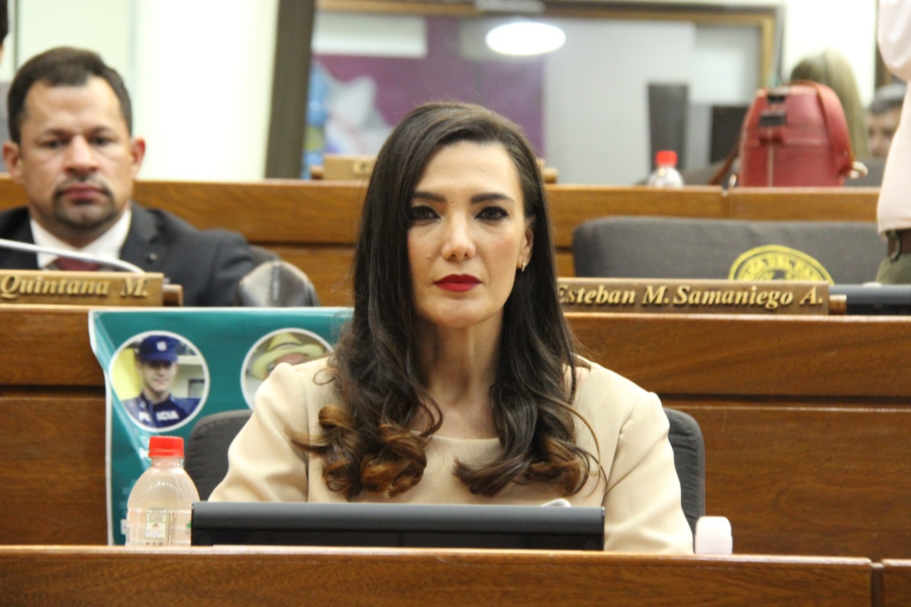 Guadalupe Aveiro asume como nueva diputada en reemplazo de Juan Carlos Ozorio. Foto: Cámara de Diputados.