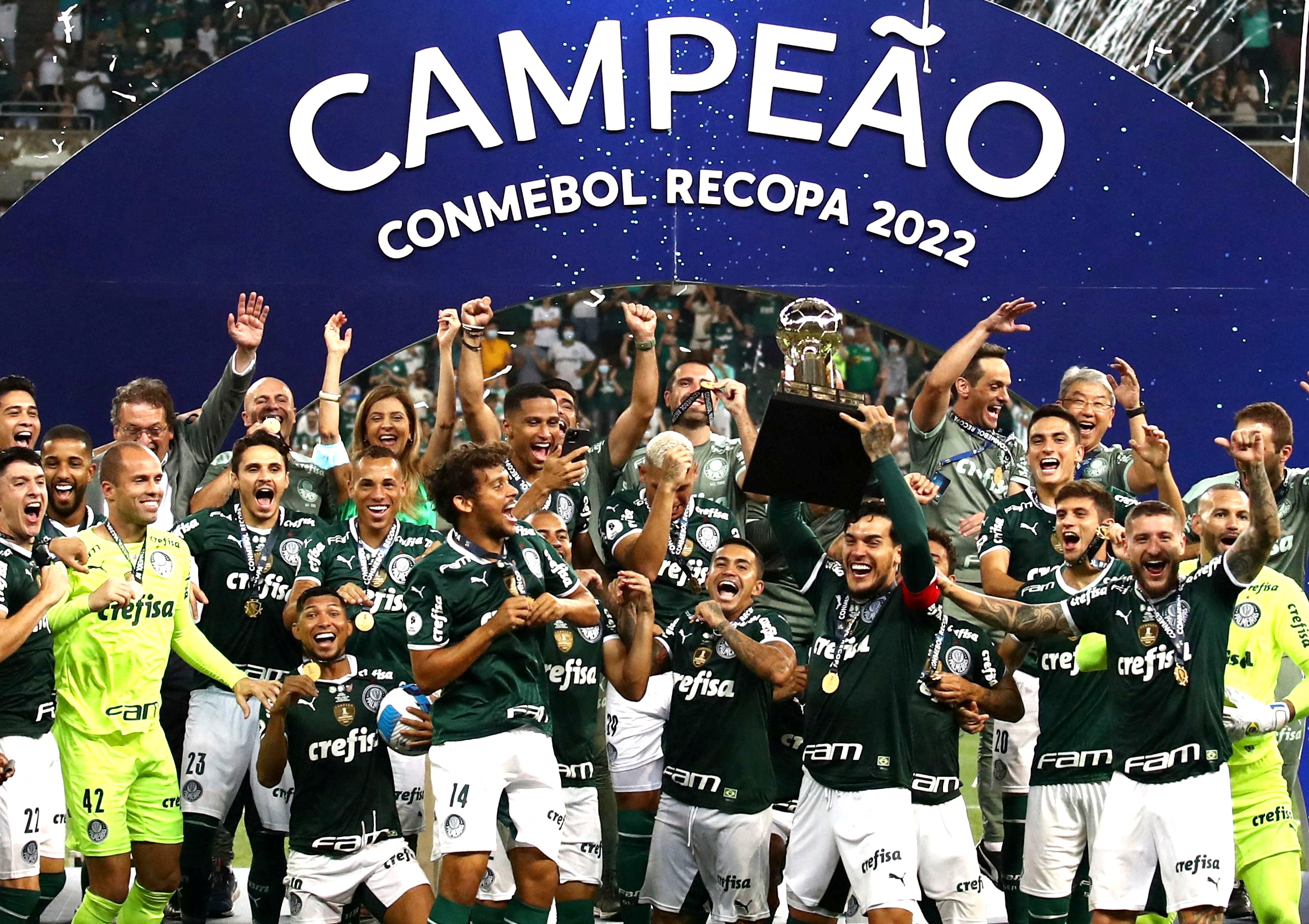 Gustavo Gómez levanta una nueva copa con el Palmeiras. Foto: EFE.