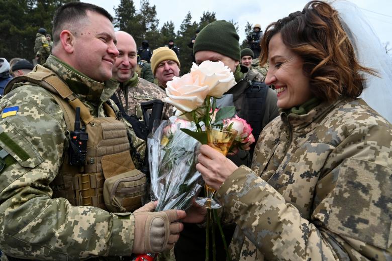 En medio de la defensa territorial de su país, militares ucranianos se casan en Kiev. Foto: AFP.