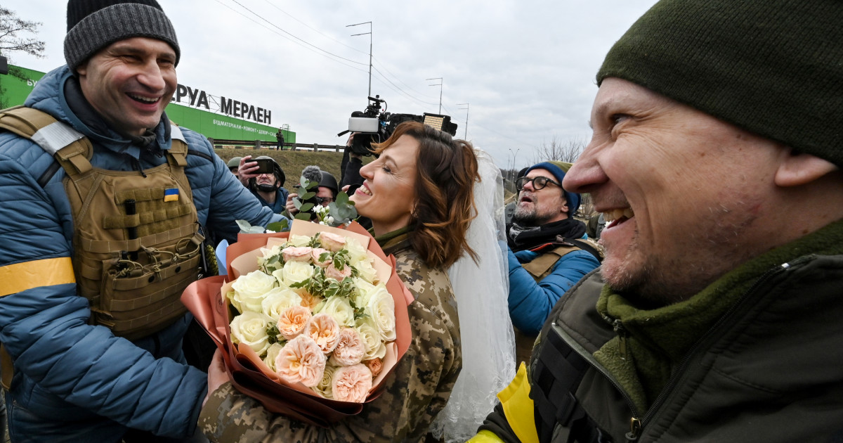 En medio de la defensa territorial de su país, militares ucranianos se casan en Kiev. Foto: AFP.