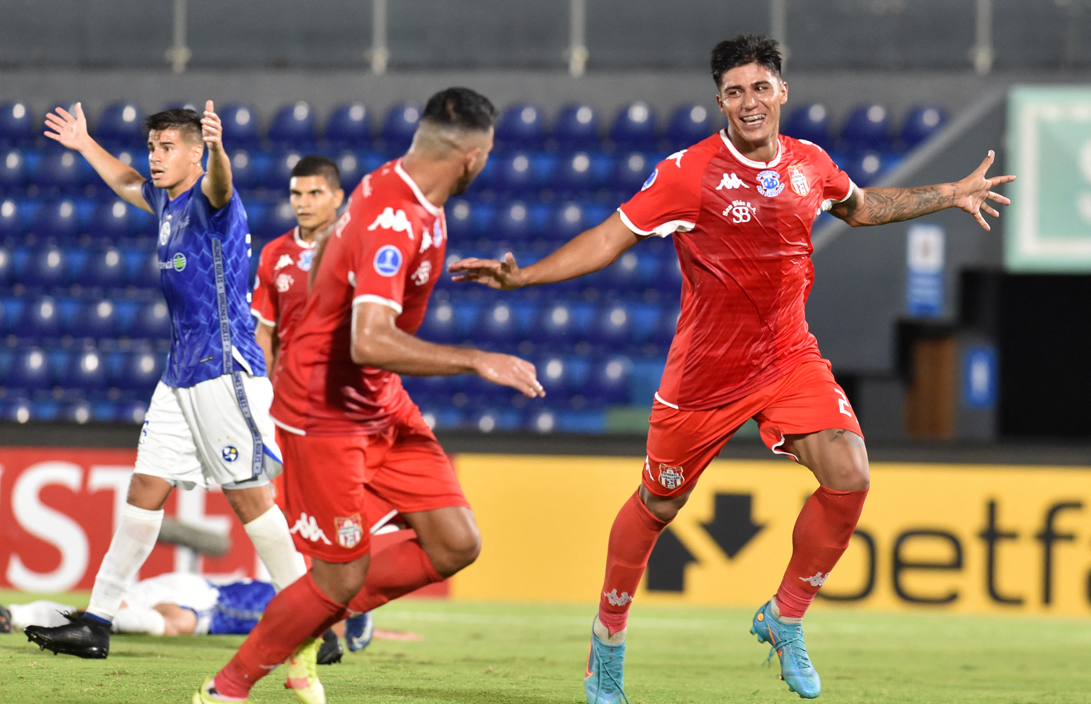 Gral. Caballero con un pie en fase de grupos, tras golear a Sol. Foto: Sudamericana.