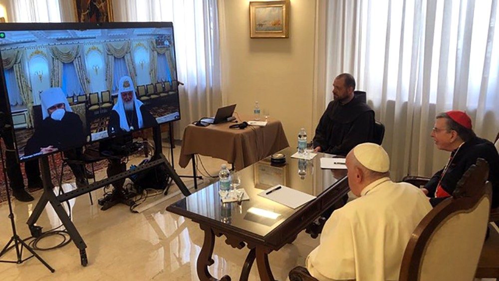 El papa Francisco y el patriarca Kiril en conferencia virtual. Foto: Vatican News.
