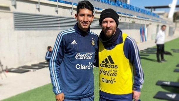 Aaron Molinas y Lionel Messi. Foto: Olé.