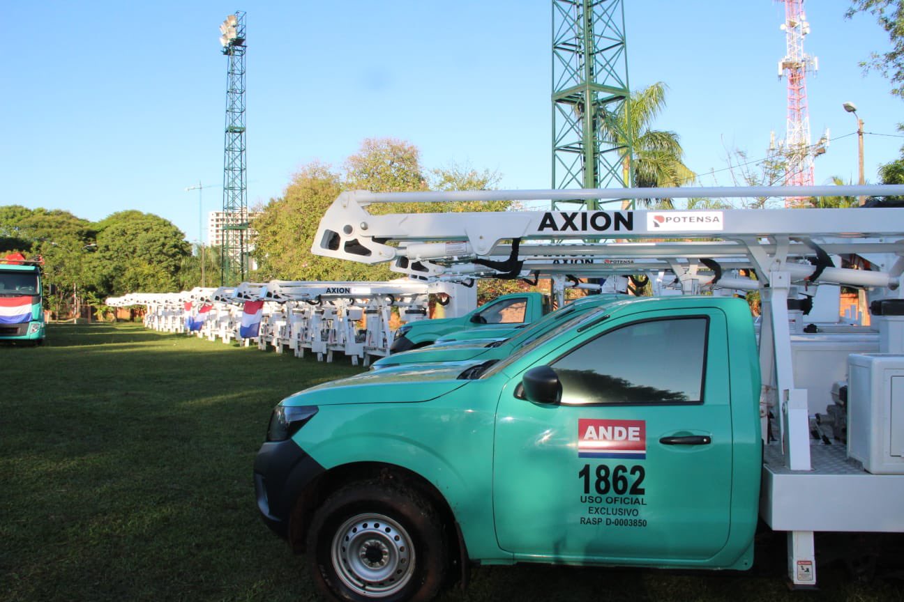 ANDE recibe camionetas y equipos digitales para fortalecer su sistema