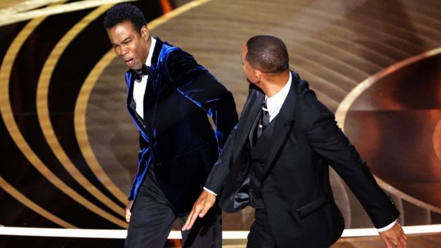 Tras bofetear a Chris Rock, Will Smith podría ser sancionado por la organización de los Oscar. Foto: BBC.