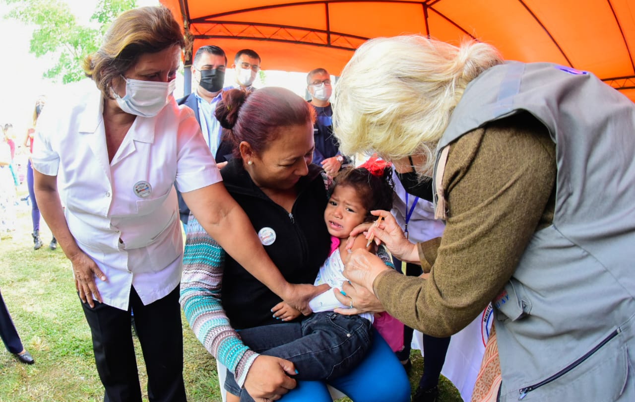 Es sumamente importante inmunizar a los niños contra el sarampión, rubeóla y polio. Foto: Ministerio de Salud.