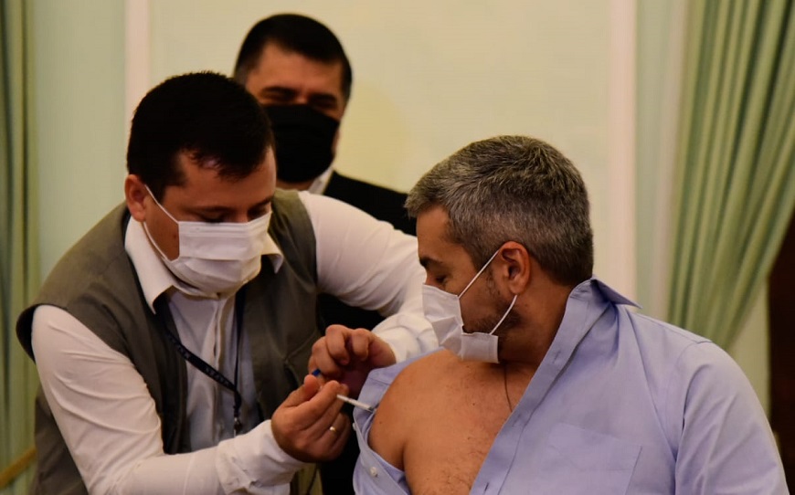 Mario Abdo Benítez, vacunado con la dosis antiinfluenza. Foto: gentileza.