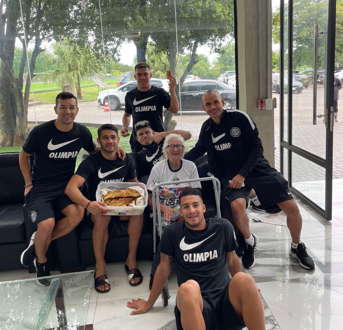 Nieves, la ‘abuelita’ del pueblo franjeado, visitó al plantel antes del clásico copero. Foto: gentileza.