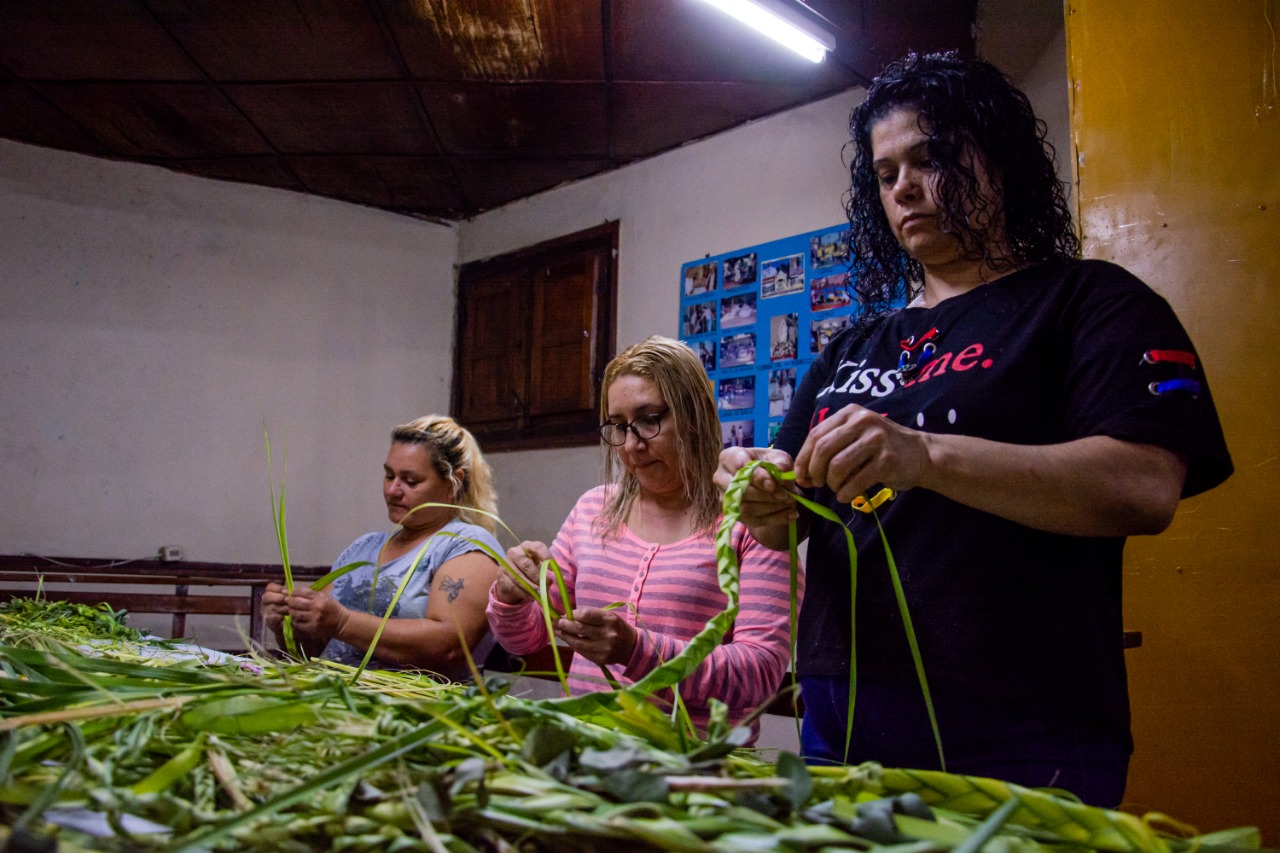 Las mujeres también elaboran el pindó karai