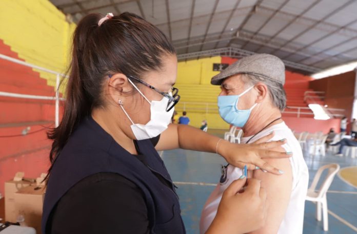 Campaña de inmunización contra enfermedades respiratorias continúa este lunes. Foto: gentileza.