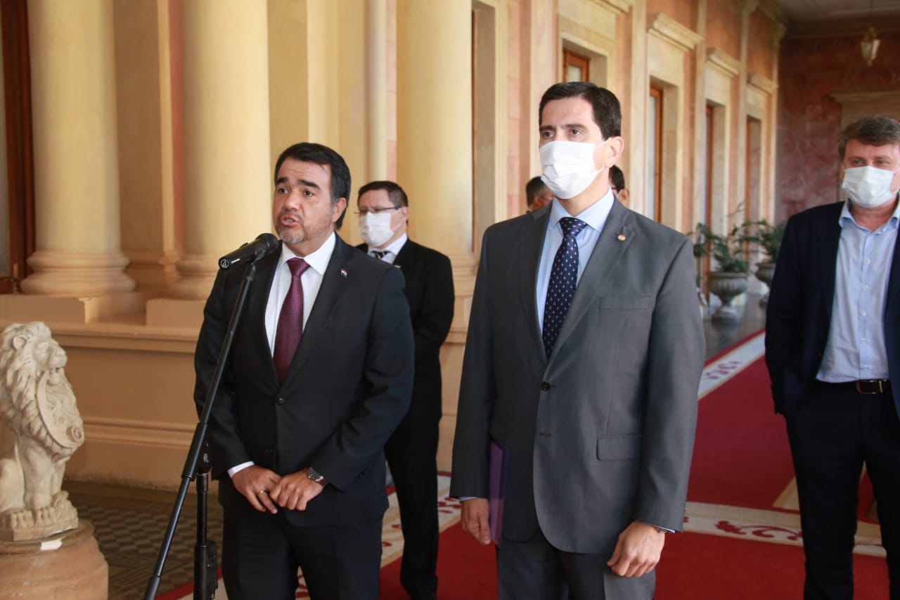 Óscar Llamosas, ministro de Hacienda y Federico González, ministro del Interior. Foto: Agencia IP.