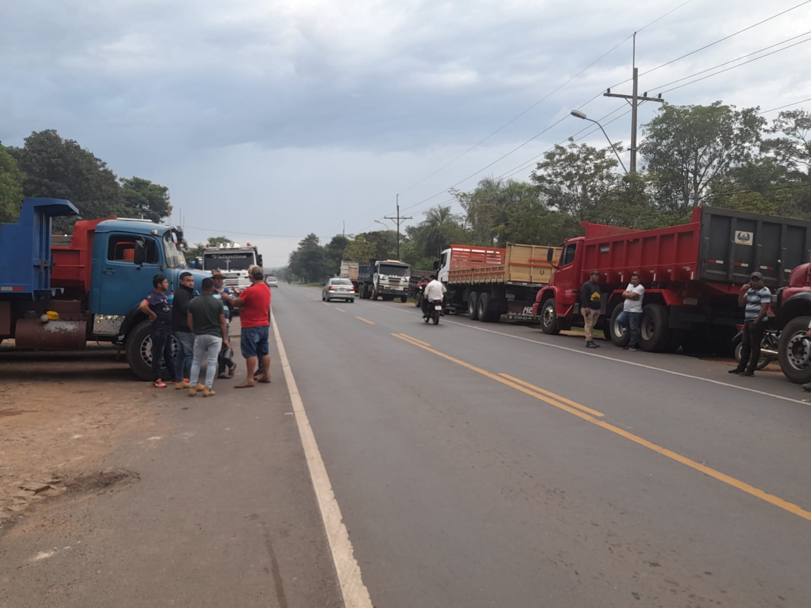 Camioneros paran para exigir que Petropar compre combustible sin intermediarios. Foto: Denis Barrios, cronista de Trece.