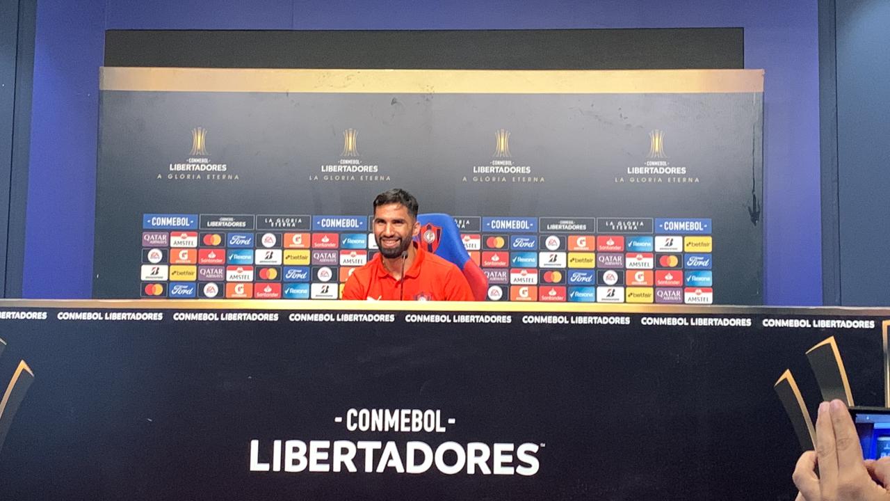 Alberto Espínola, jugador de Cerro Porteño, en conferencia de prensa. Foto: gentileza.