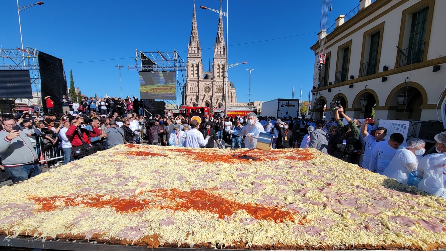 La milanesa más grande del mundo hecha en Argentina. Foto: gentileza.