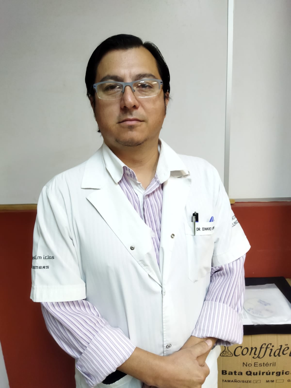 el Dr. Edward Bernal, médico neumólogo