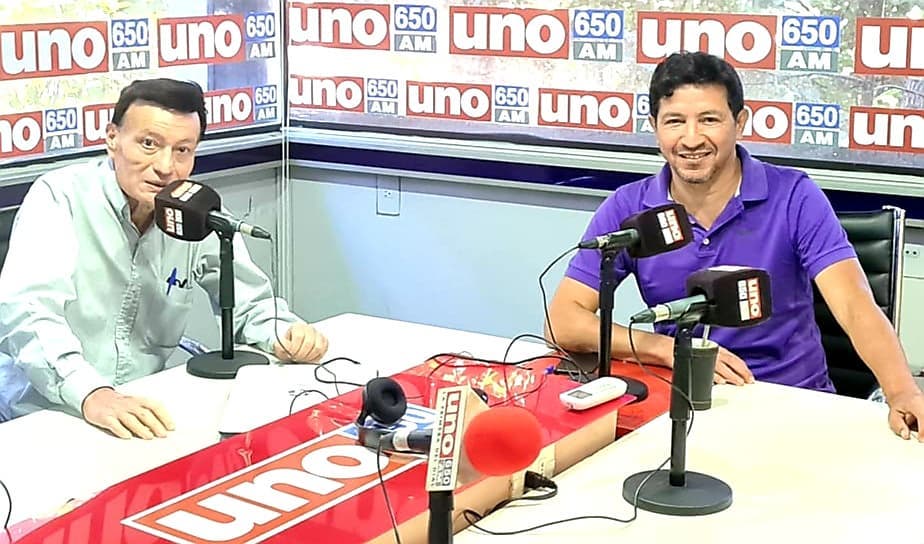 Gustavo Frentes compartiendo la mesa de Radio UNO con Gaspar Aníbal Noguera.