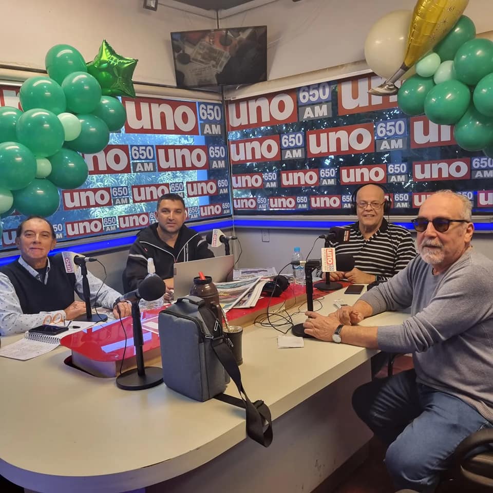 J. J. Bernabé junto al equipo deportivo de Radio Uno