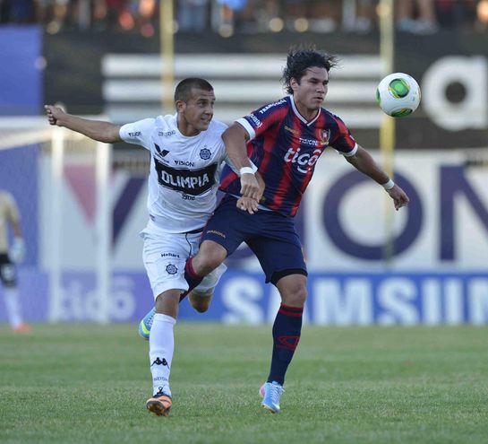 Guillermo Beltrán disputando un superclásico. Foto: gentileza.