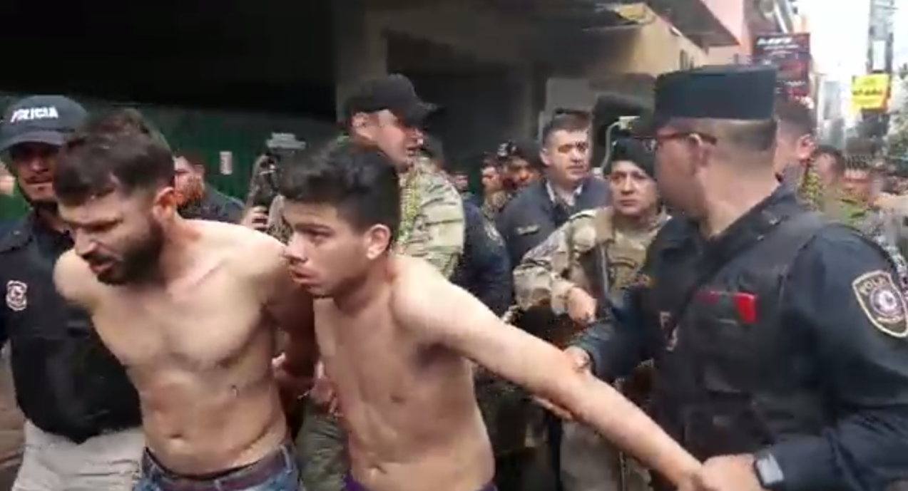 Tres hombres fueron detenidos, tras el asalto y toma de rehenes en CDE. Foto: captura de pantalla.