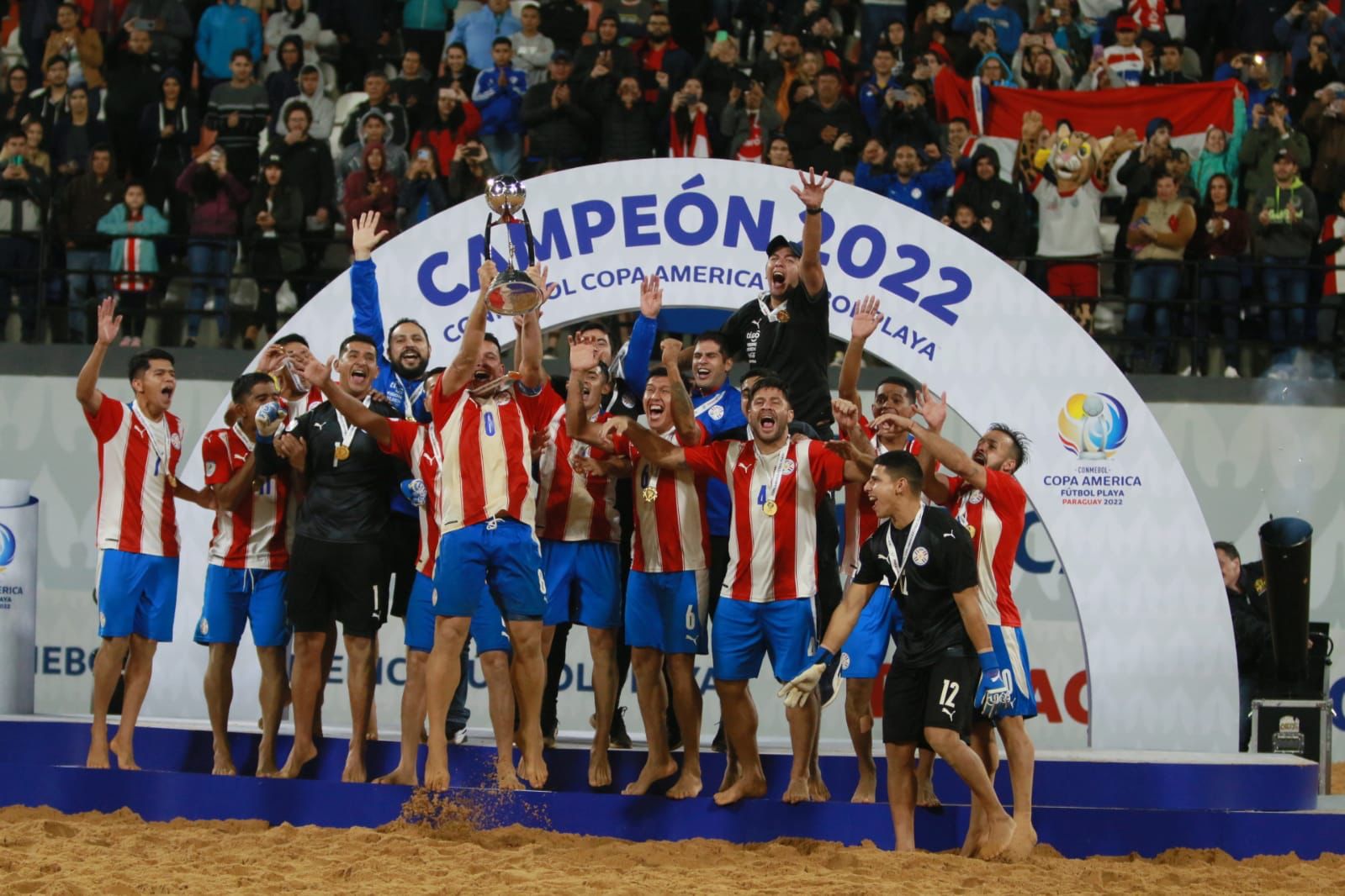 Los Pynandi se alzaron con la Copa América de fútbol de playa. Foto: APF.