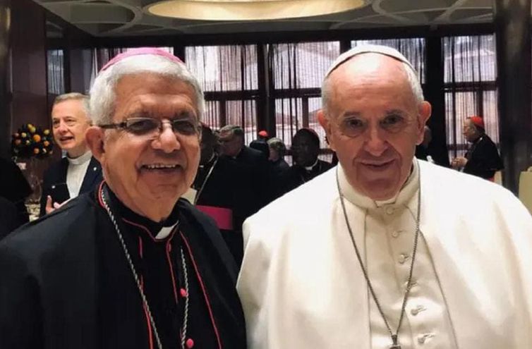 Monseñor Adalberto Martínez junto al Papa Francisco. Foto: gentileza.