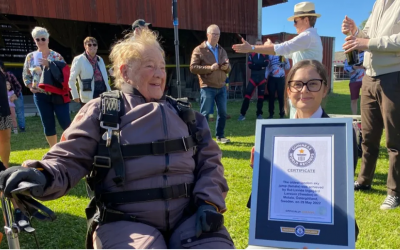 Mujer de 103 años batió récord mundial al saltar de un paracaídas