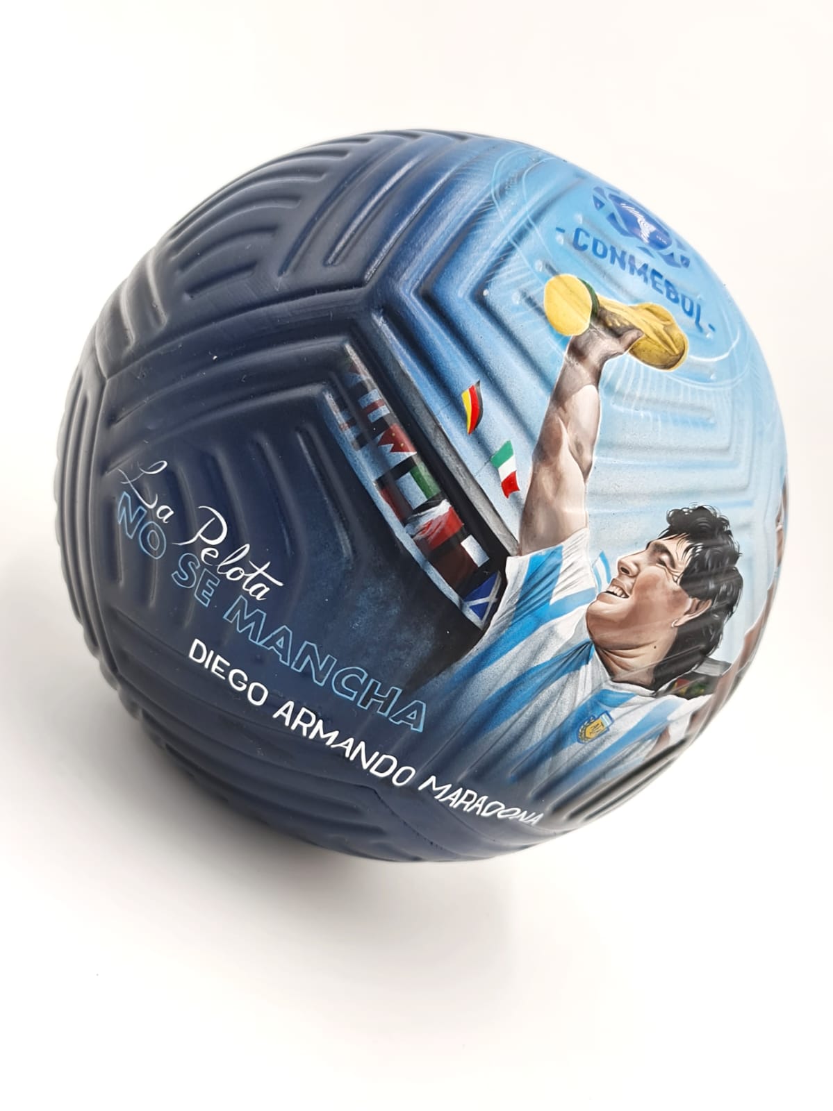 Rostro de Diego Maradona plasmado en el balón