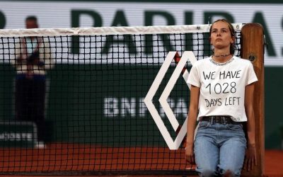 Roland Garros: activista se encadenó con un claro mensaje: “Nos quedan 1028 días”
