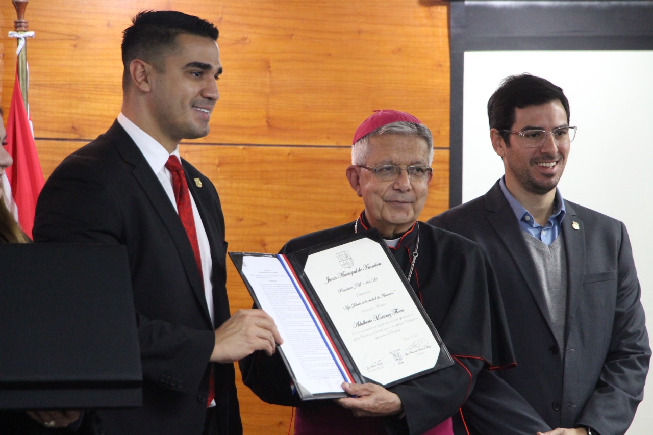 Monseñor Adalberto González, es nuevo “Hijo dilecto de Asunción”. Foto: Municipalidad de Asunción.