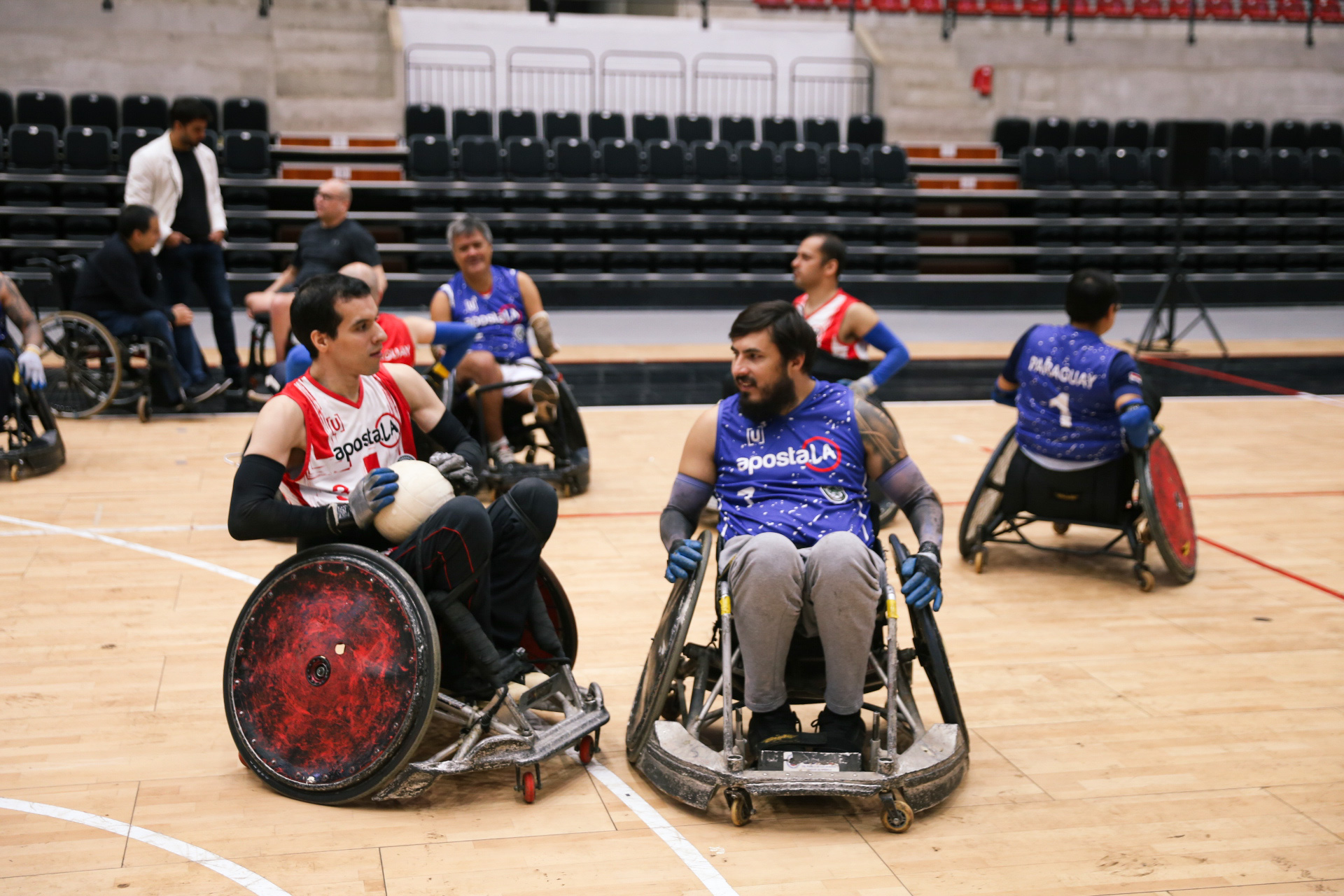 Al término de la actividad, se disputó un encuentro de exhibición de rugby en silla de ruedas, donde participaron los YakaRuedas y el equipo de Aposta.la. Foto: Gentileza.