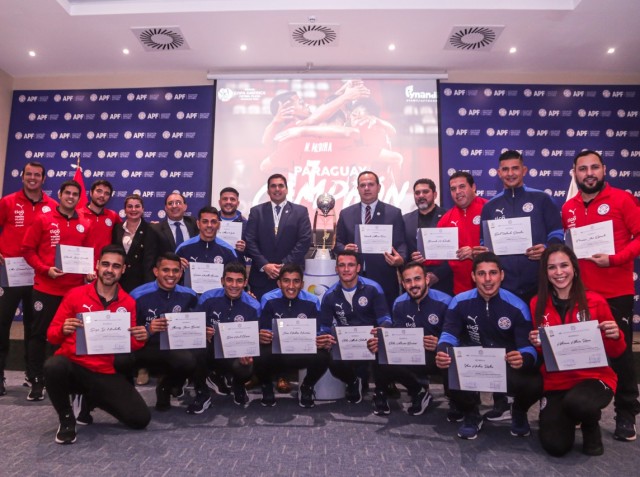 Los campeones de América de Fútbol de Playa, fueron homenajeados por al APF. Foto: APF.