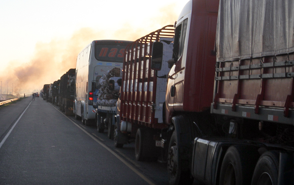 Desde hoy rige nuevos precios del combustible y camioneros se alistan para nueva movilización. Foto: Agencia IP.
