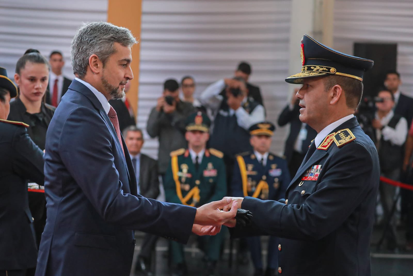 Abdo entregó el bastón de mando al comandante de la Policía. Foto: Presidencia.