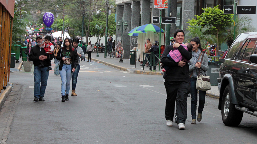 Caminantes por el centro de Asunción. Foto: Víctor Chávez.