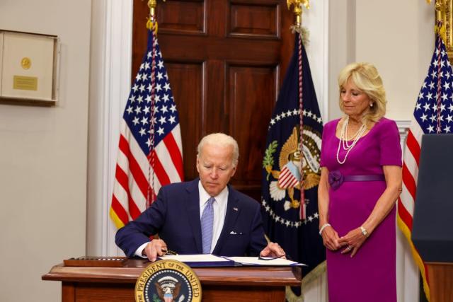Biden firma histórica ley sobre control de armas. Foto: AFP.