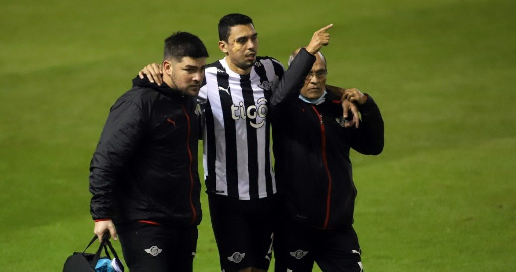 Daniel Bocanegra fue operado tras lesionarse en el partido contra Cerro Porteño. Foto: Roberto Zarza, La Nación.