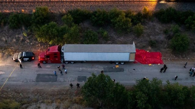 Hallan tráiler con 46 presuntos migrantes muertos en Texas. Foto: Getty Images.
