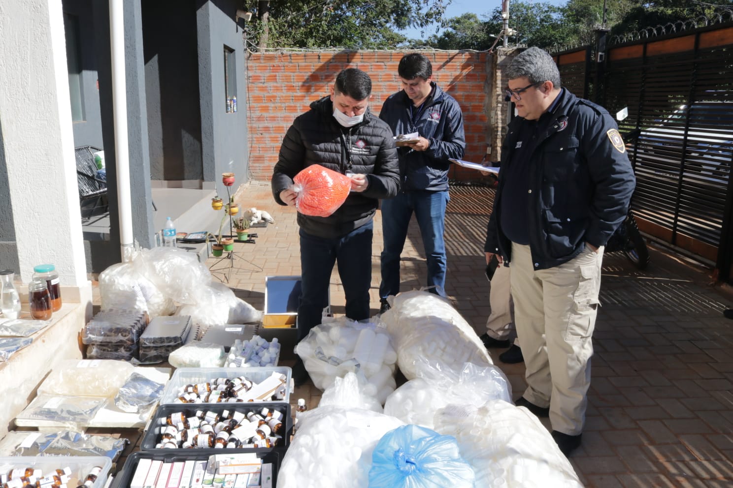 Incautan fármacos presuntamente falsificados en Luque. Foto: @MinPublicoPy