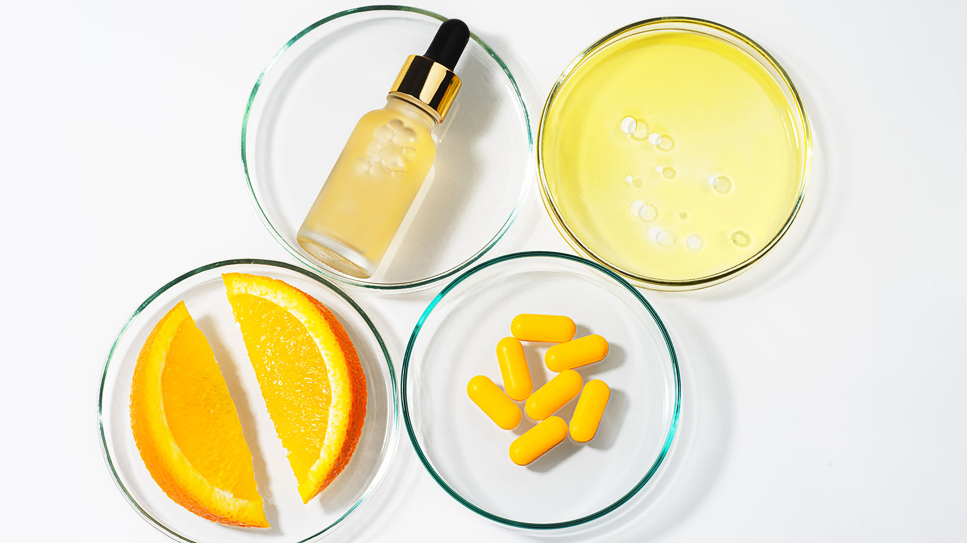 La vitamina C es un gran antioxidante y aliado de la piel, famoso por aportar “calma” al rostro con su uso. Foto: Getty.