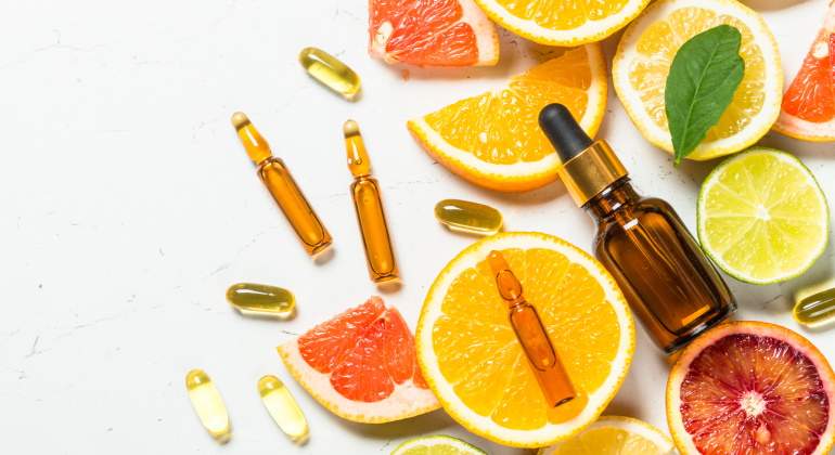 La vitamina C es un gran antioxidante y aliado de la piel, famoso por aportar “calma” al rostro con su uso. Foto: Getty.
