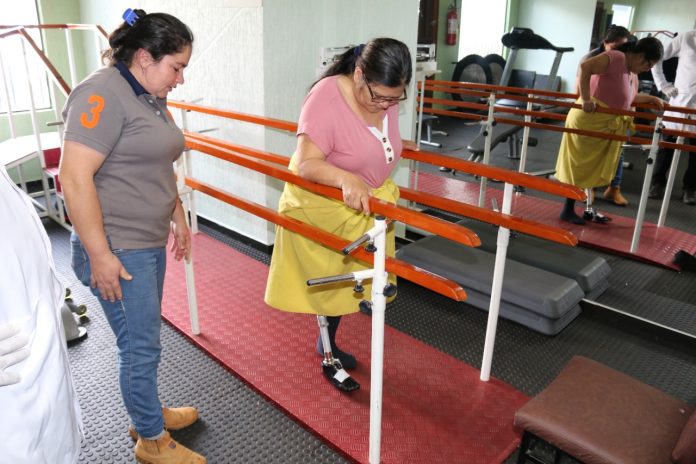15 personas son beneficiadas con prótesis de pierna a través de programa impulsado por Itaipu. Foto: Itaipu.