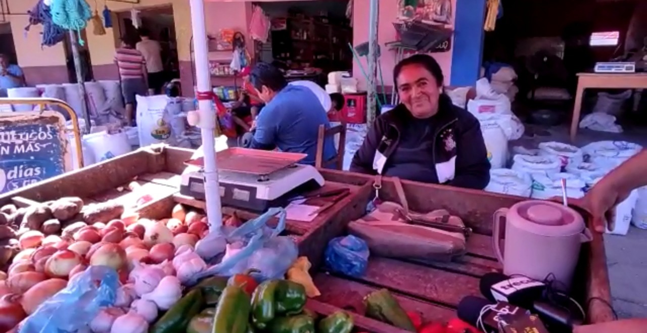 Puesto de ventas de frutas y verduras en el mercado de Concepción