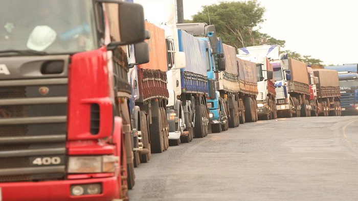 Transportistas exigen la reducción del precio de los combustibles. Foto: Gentileza.