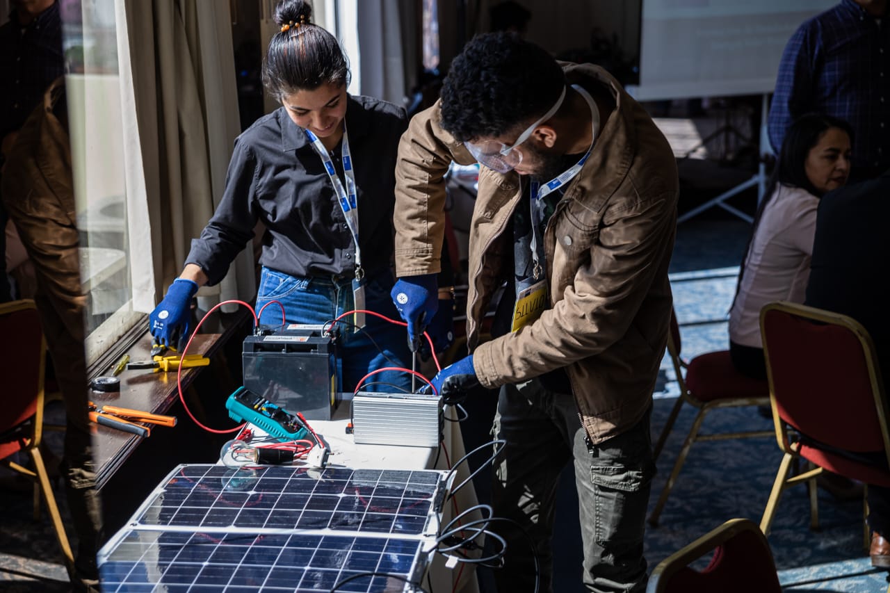 Técnicos se capacitan para instalar equipos de energía solar fotovoltaica. Foto: Gentileza.