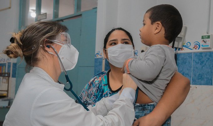 Profesionales médicos piden a los padres llevar a consultar a sus hijos y evitar las escuelas ante síntomas respiratorios. Foto: MSPBS.